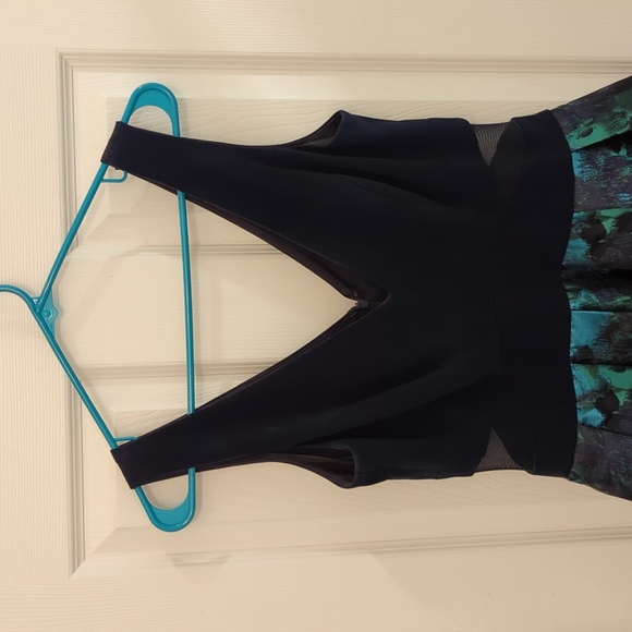 Sleeveless dress - Picture 2 of 3